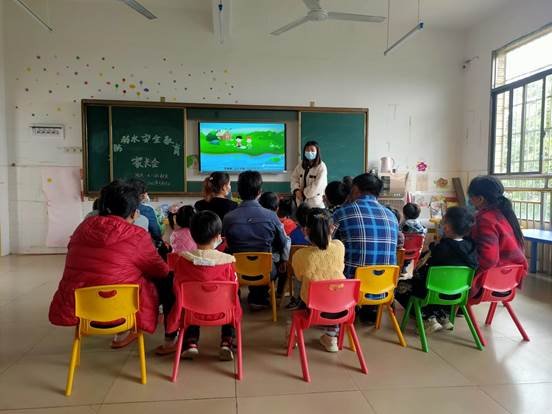 新寧縣清江橋鄉(xiāng)中間幼兒園召開防溺水安全教育家長會(huì)