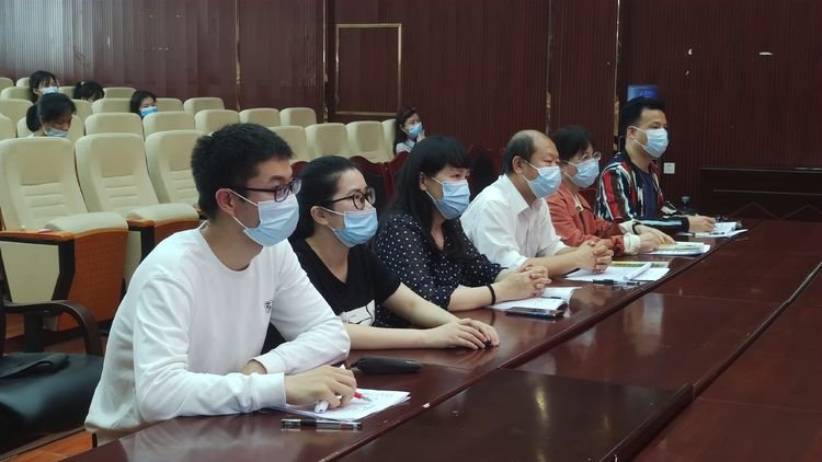 邵東城區(qū)四小數(shù)學課題組開展課題研討運動