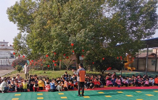 新寧縣白沙中間幼兒園開(kāi)展消防安全演練運(yùn)動(dòng)