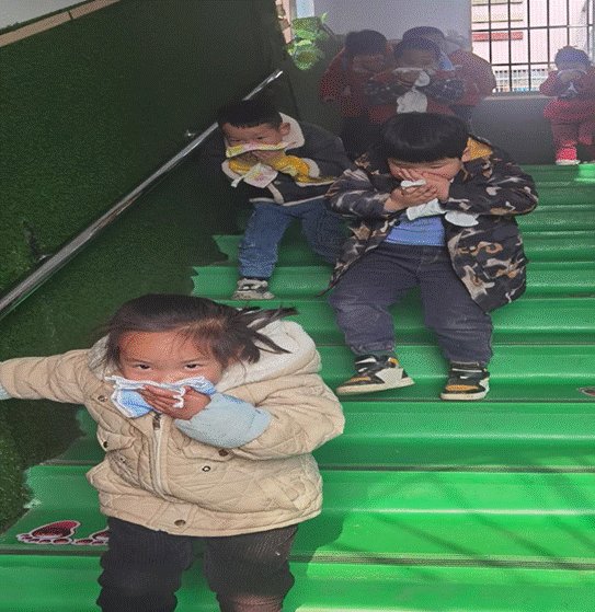 新寧縣白沙中間幼兒園開(kāi)展消防安全演練運(yùn)動(dòng)