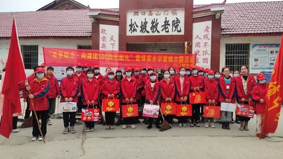 山門(mén)鎮(zhèn)中學(xué)組織學(xué)雷鋒運(yùn)動(dòng)把溫暖送到老人心中