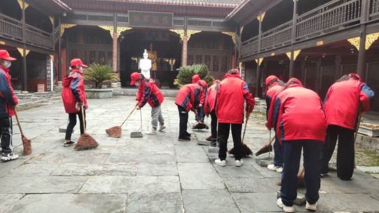 山門(mén)鎮(zhèn)中學(xué)組織學(xué)雷鋒運(yùn)動(dòng)把溫暖送到老人心中