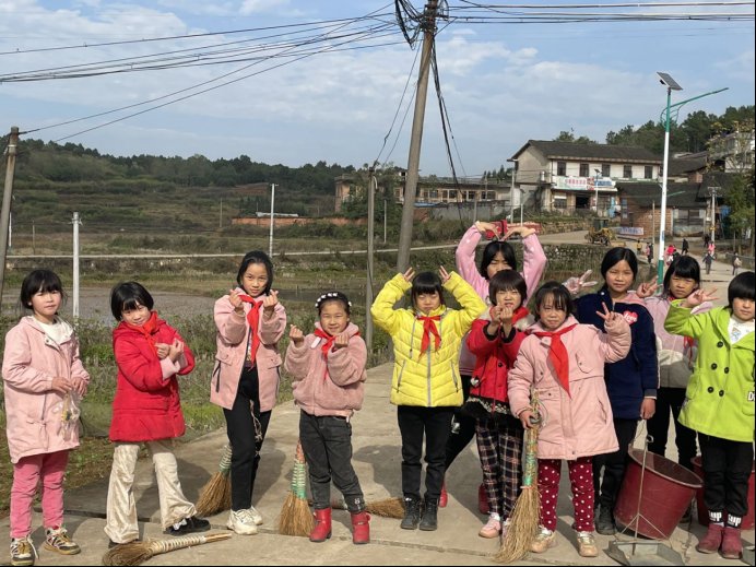 新建中學(xué)“冬日清掃，鮮艷周邊”