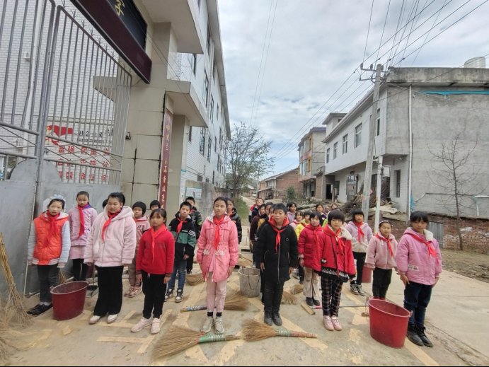 新建中學(xué)“冬日清掃，鮮艷周邊”