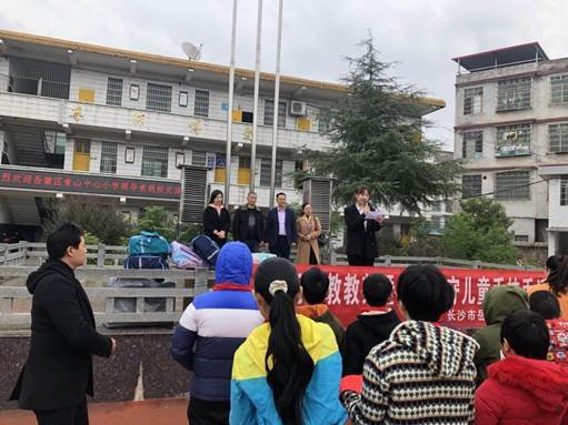 關(guān)愛兒童手拉手，幫扶學(xué)子暖人心