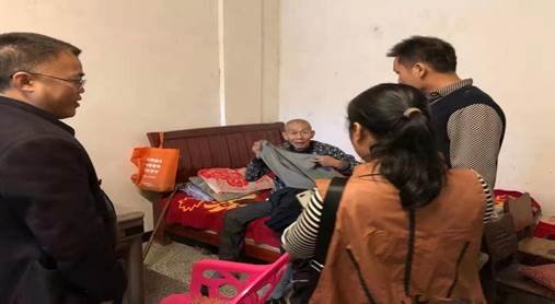 金稱市鎮(zhèn)中學(xué)教育工會開展重陽節(jié)走訪慰問退休老教師運(yùn)動