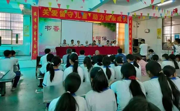 踏炎暑而來，只因心系留守生