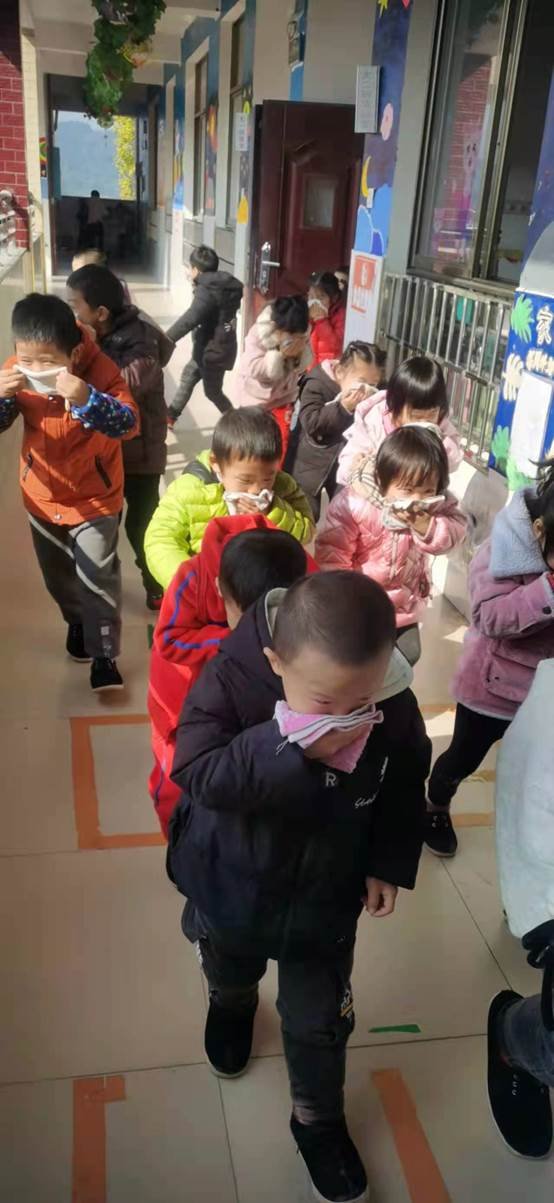 新寧縣清江橋鄉(xiāng)中間幼兒園開(kāi)展消防疏散演練