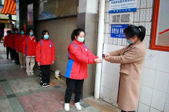 武岡市紅星小學(xué)開展疫情防控應(yīng)急演練