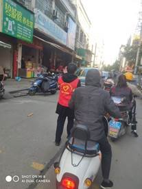 武岡市紅星小學(xué)開展“疏導(dǎo)交通，平安回家”的服務(wù)運(yùn)動