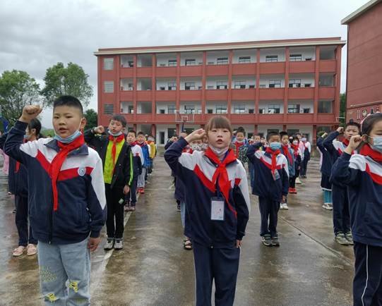 邵陽(yáng)縣下花橋鎮(zhèn)中間完全小學(xué)黨支部組織舉行少先隊(duì)入隊(duì)儀式