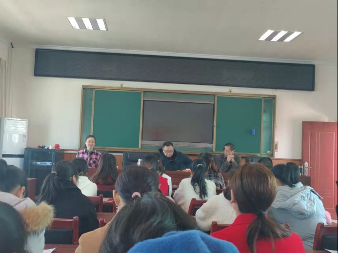 做時(shí)代女性，一路向?qū)怼纯诳h山門鎮(zhèn)中間黌舍召開婦女節(jié)贊譽(yù)座談會