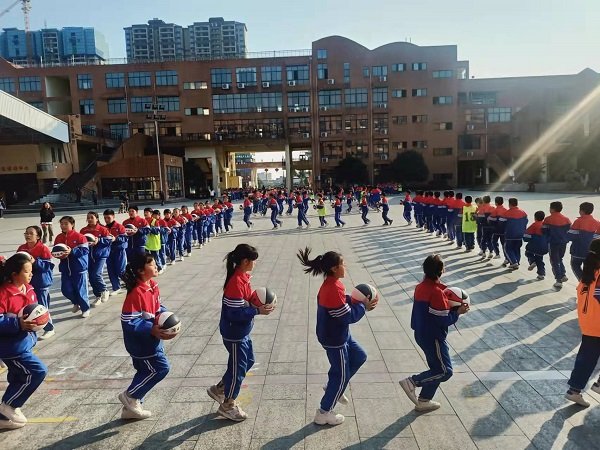 洞口思源實(shí)驗(yàn)黌舍小學(xué)部舉行陽(yáng)光大課間之“花樣籃球”比賽