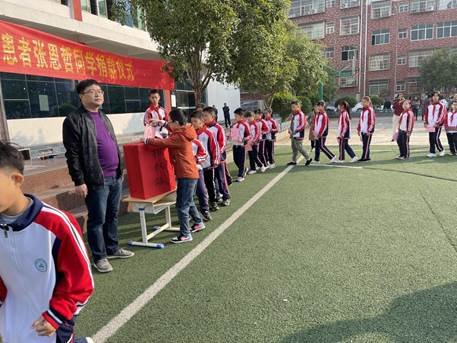 奉獻(xiàn)愛心，傳遞溫情——塘渡口鎮(zhèn)第五完全小學(xué)愛心捐款儀式