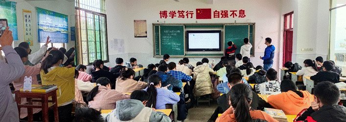 “三尺講臺齊斗艷，教學(xué)比武促提拔”