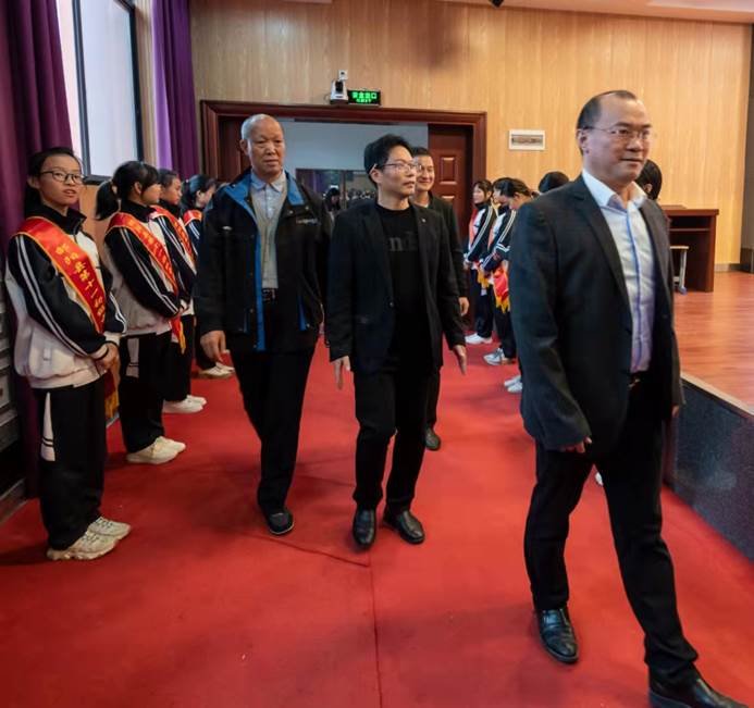 “粵湘兩地 獅愛相連”！深圳獅子會(huì)紅荔服務(wù)隊(duì)在邵陽縣第十一初級(jí)中學(xué)舉行“書寶獎(jiǎng)”助學(xué)金頒獎(jiǎng)及護(hù)眼燈捐贈(zèng)儀式！