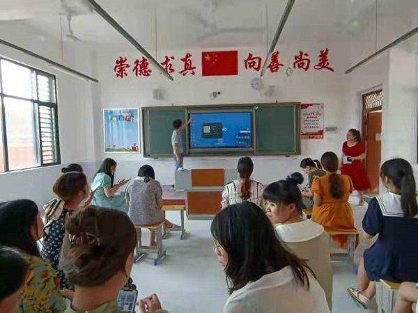 洞口思源實(shí)驗(yàn)黌舍小學(xué)部開(kāi)展希沃白板培訓(xùn)運(yùn)動(dòng)