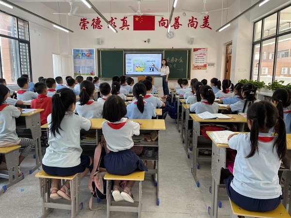 洞口思源實(shí)驗(yàn)黌舍開展交通安全教育主題班會