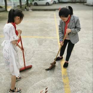 新寧縣白沙鎮(zhèn)中間小學少先隊開展“清潔家園,美化環(huán)境”運動