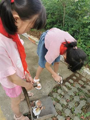 新寧縣白沙鎮(zhèn)中間小學少先隊開展“清潔家園,美化環(huán)境”運動
