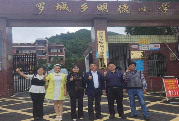 五月乘風(fēng)山林中，校級(jí)互促意正濃