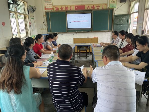 做實(shí)校本研修課題，領(lǐng)跑墟落黌舍校本