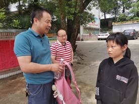 溫暖情系校園，關(guān)愛留守兒童