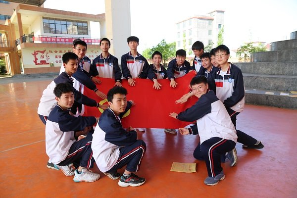 洞口思源實驗黌舍舉行慶?！拔逅摹鼻嗄旯?jié)暨入團儀式