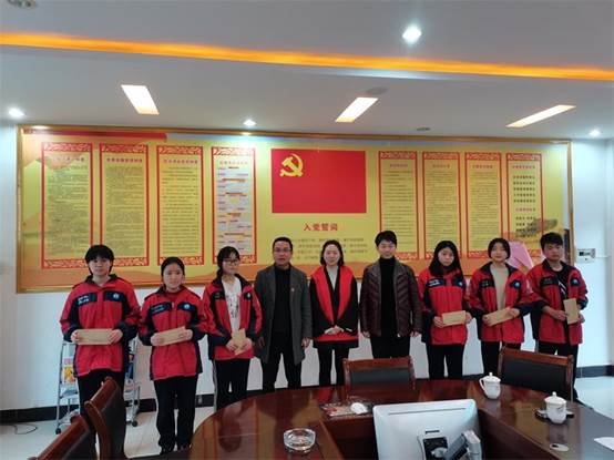 共青團(tuán)洞口縣委慰問洞口四中困難團(tuán)員