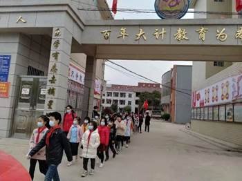 邵陽縣白倉鎮(zhèn)中間完小“學(xué)雷鋒、愛心傳遞敬老院”運(yùn)動