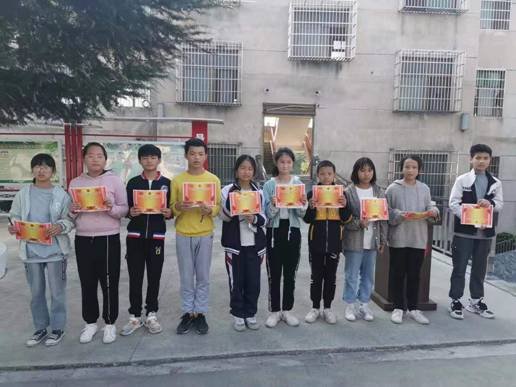 長陽鋪鎮(zhèn)梽木山中學(xué)期中總結(jié)贊譽(yù)會(huì)圓滿結(jié)束