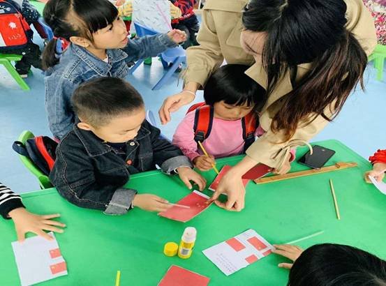 邵陽縣白倉鎮(zhèn)中間幼兒園開展慶“雙節(jié)”運(yùn)動(dòng)