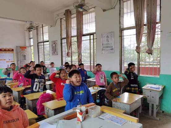 下花橋鎮(zhèn)中間完小舉行”全民國防教育“愛國主義教育運(yùn)動(dòng)