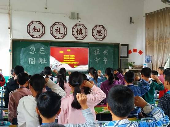下花橋鎮(zhèn)中間完小舉行”全民國防教育“愛國主義教育運(yùn)動(dòng)