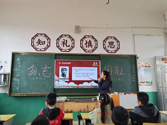 下花橋鎮(zhèn)中間完小舉行”全民國防教育“愛國主義教育運(yùn)動(dòng)
