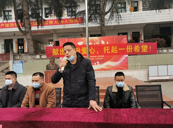 獻(xiàn)出一片愛心，托起一份盼望洞口縣管竹中學(xué)舉行愛心捐款運動