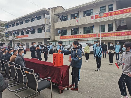 獻(xiàn)出一片愛心，托起一份盼望洞口縣管竹中學(xué)舉行愛心捐款運動