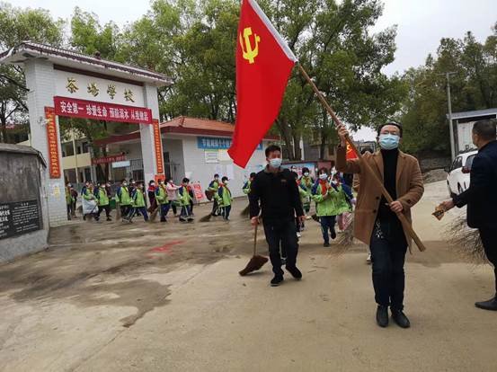 洞口縣茶場黌舍黨支部主題黨日參加“與雷鋒偕行”美化環(huán)境