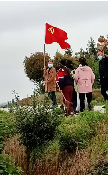 洞口縣茶場黌舍黨支部主題黨日參加“與雷鋒偕行”美化環(huán)境