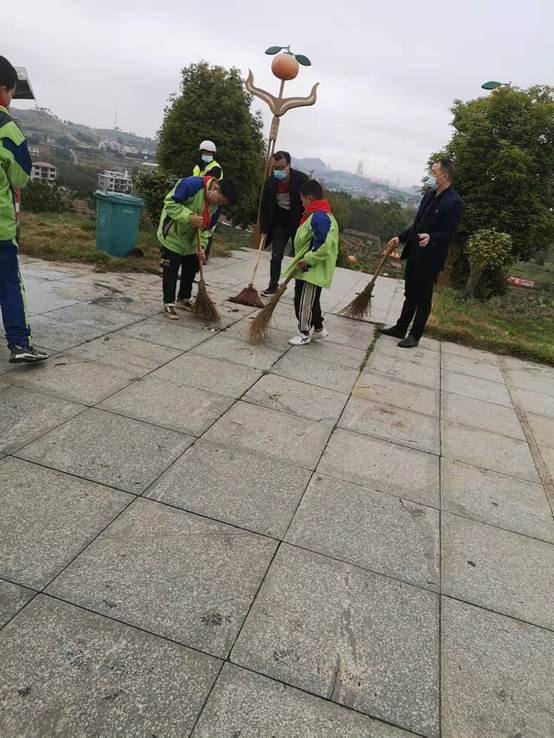 洞口縣茶場黌舍黨支部主題黨日參加“與雷鋒偕行”美化環(huán)境