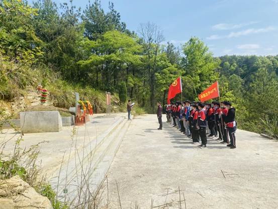 新邵縣嚴(yán)塘鎮(zhèn)中學(xué)舉行“想念革命先烈，傳承紅色基因”掃墓運(yùn)動(dòng)
