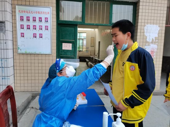花古正龍小學——核酸檢測進校園筑牢防疫安全墻
