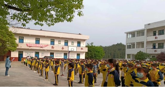 洞口縣花古街道正龍小學(xué)開(kāi)展防溺水宣誓儀式及主題簽名運(yùn)動(dòng)