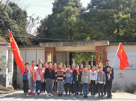 新寧縣白沙鎮(zhèn)中間小學(xué)開展“學(xué)雷鋒關(guān)愛老人”運(yùn)動(dòng)
