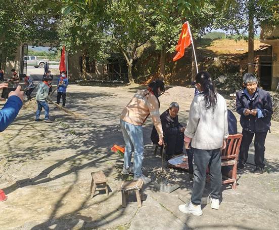 新寧縣白沙鎮(zhèn)中間小學(xué)開展“學(xué)雷鋒關(guān)愛老人”運(yùn)動(dòng)