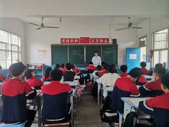 洞口縣茶場黌舍舉行“懷感恩之心，與雷鋒偕行”專題會(huì)