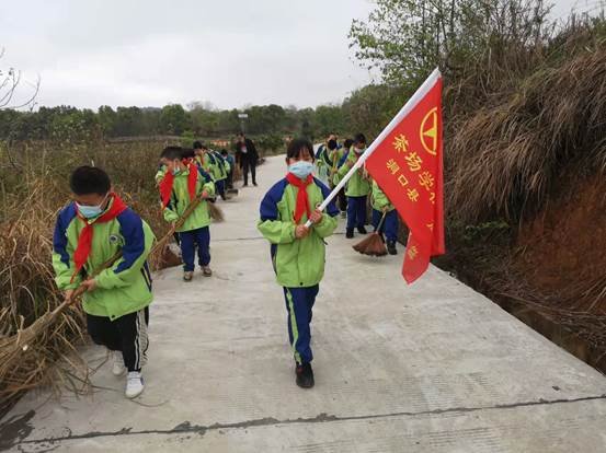 洞口縣茶場黌舍進(jìn)行“我為社會(huì)做貢獻(xiàn)”學(xué)雷鋒運(yùn)動(dòng)