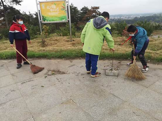 洞口縣茶場黌舍進(jìn)行“我為社會(huì)做貢獻(xiàn)”學(xué)雷鋒運(yùn)動(dòng)