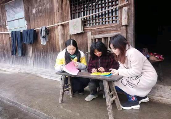 用涓涓愛泉去灌溉斑斕的花朵  ——記隆回縣特別教育黌舍教師、良好自愿者曾江慧
