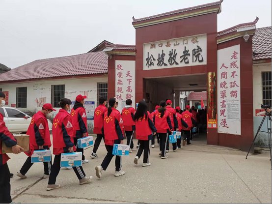 洞口四中自愿者赴松坡敬老院開展學(xué)雷鋒運動